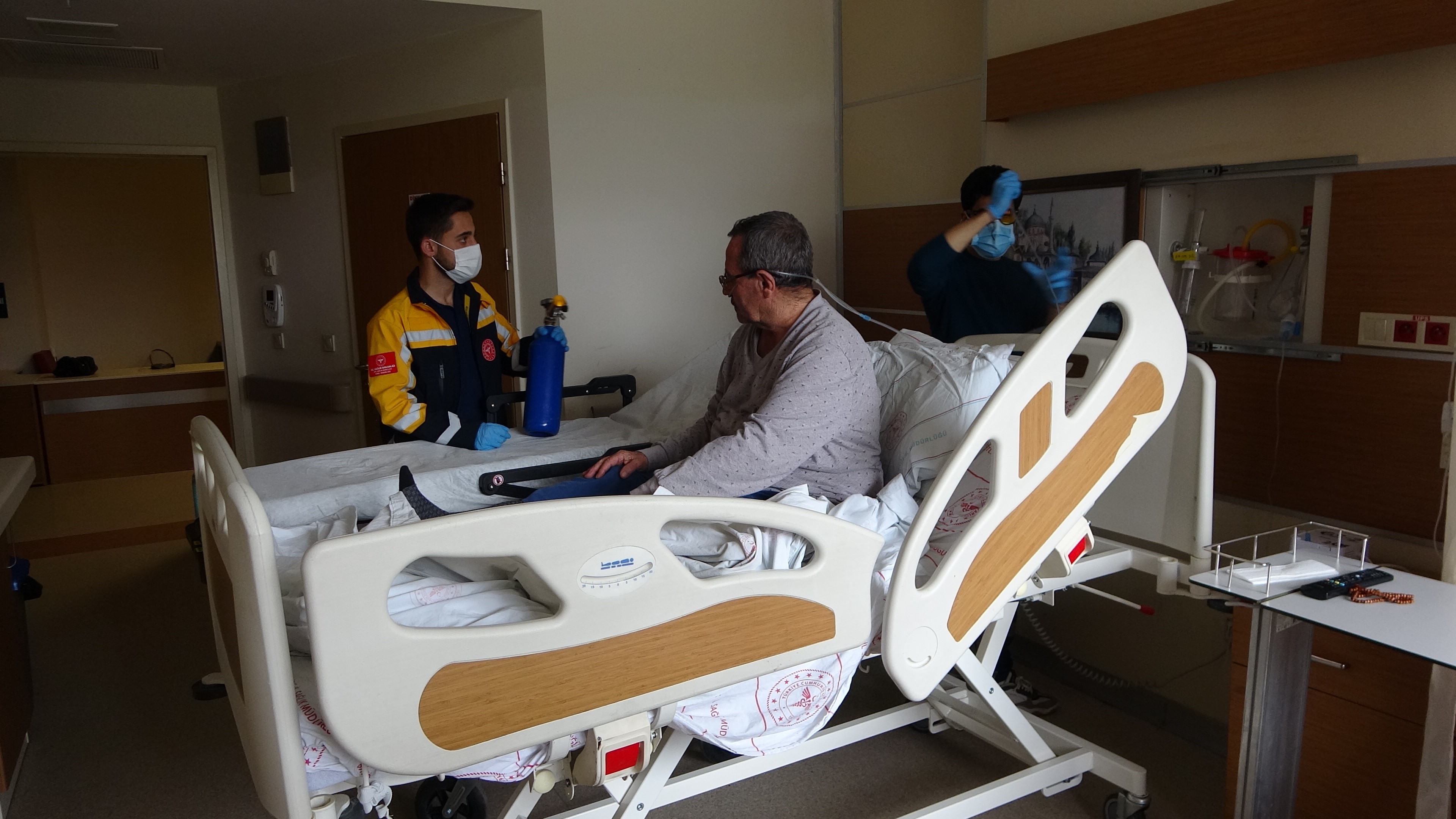 Oy kullanmaya sedyeyle gitti