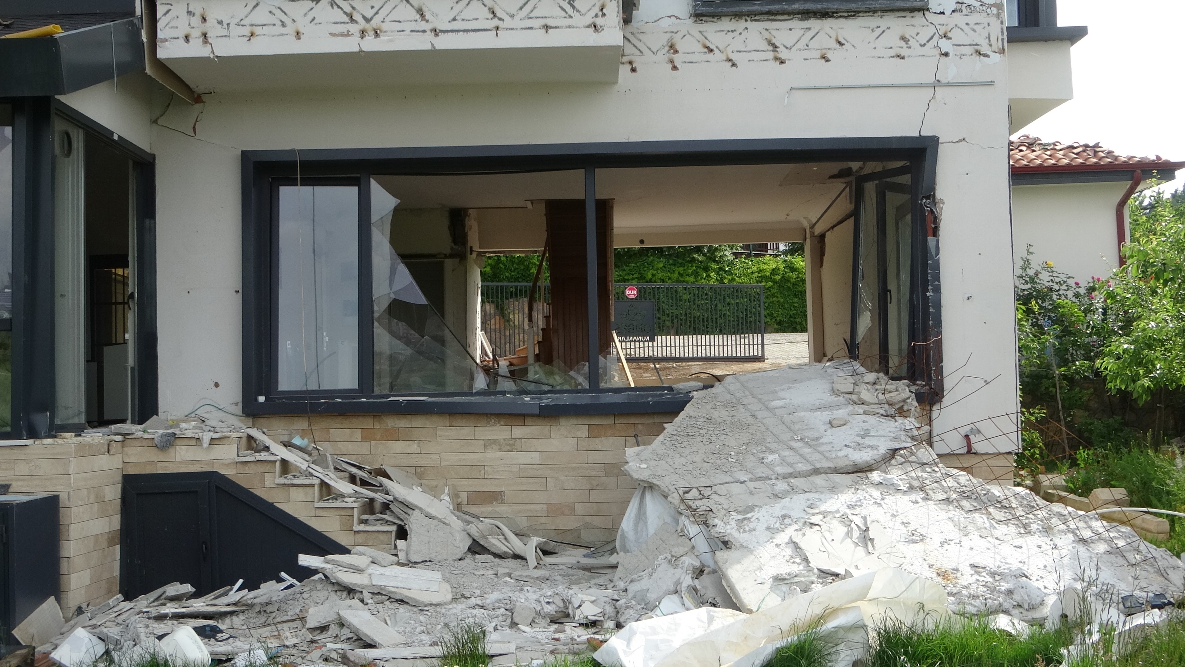 Depremin vurduğu milyonluk villalar için yıkım kararı