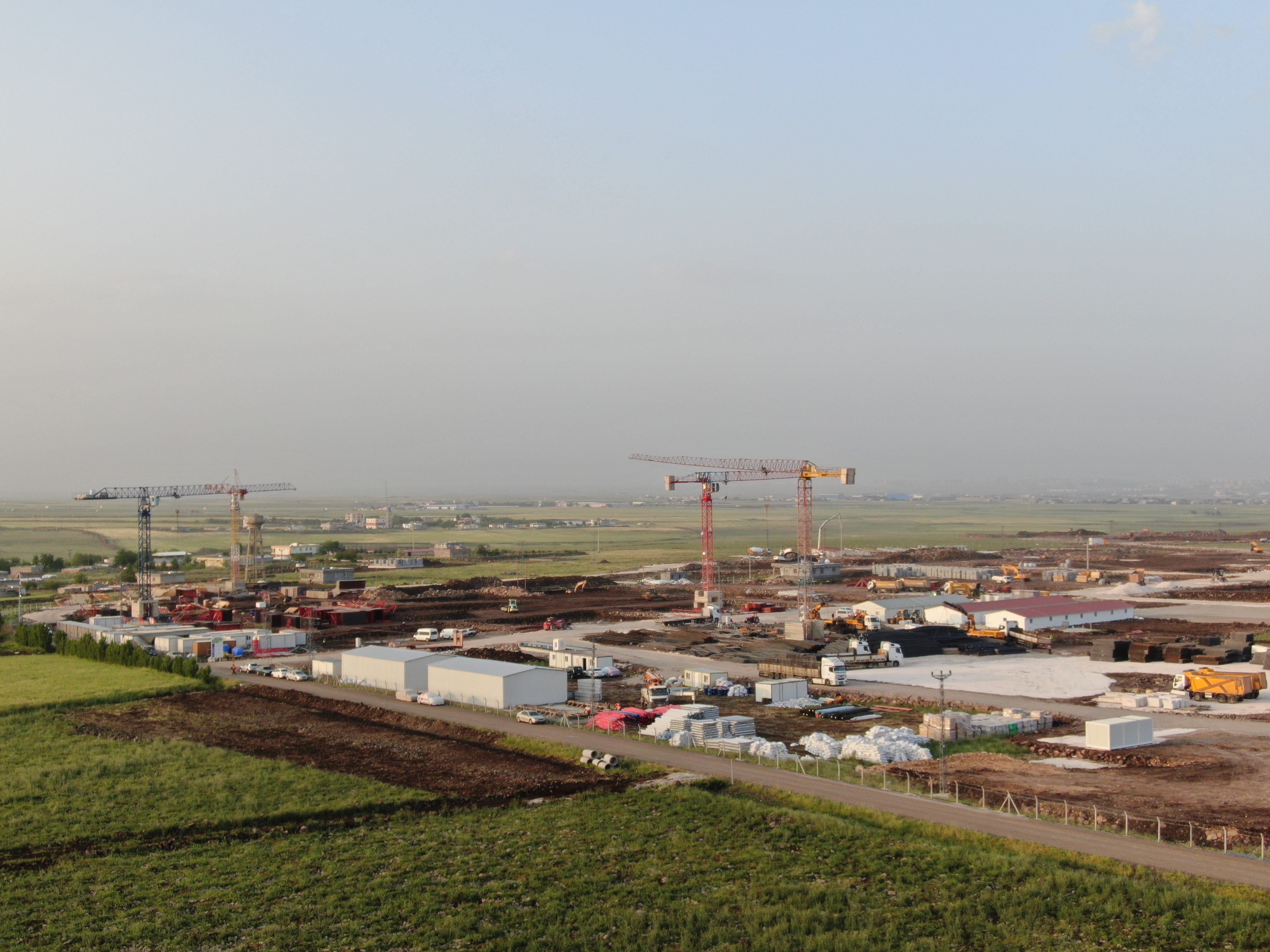 Diyarbakır’da TOKİ konutlarında hummalı çalışma gece gündüz devam ediyor