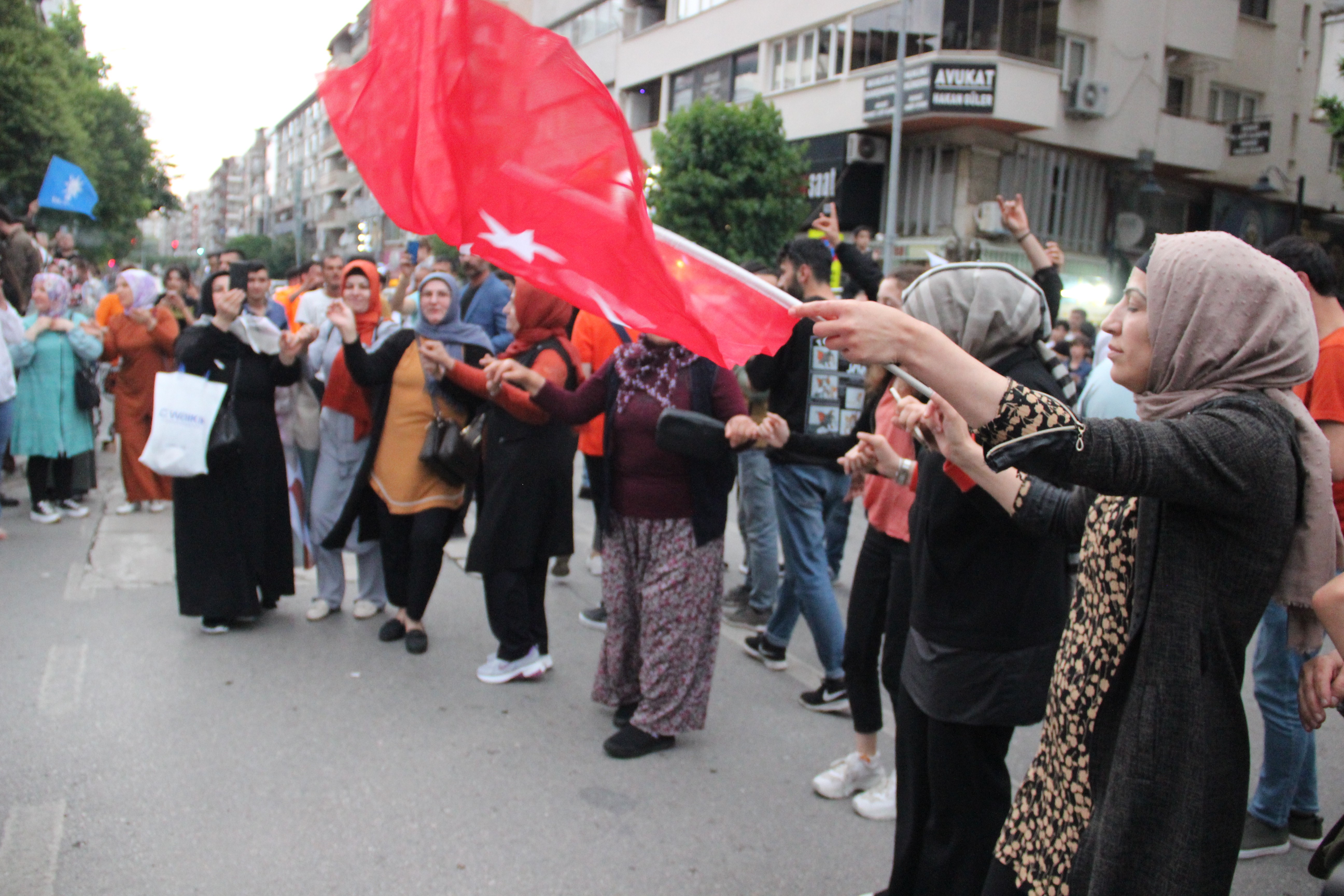 Cumhurbaşkanı Erdoğan'ın seçim zaferi tüm yurtta coşkuyla kutlanıyor