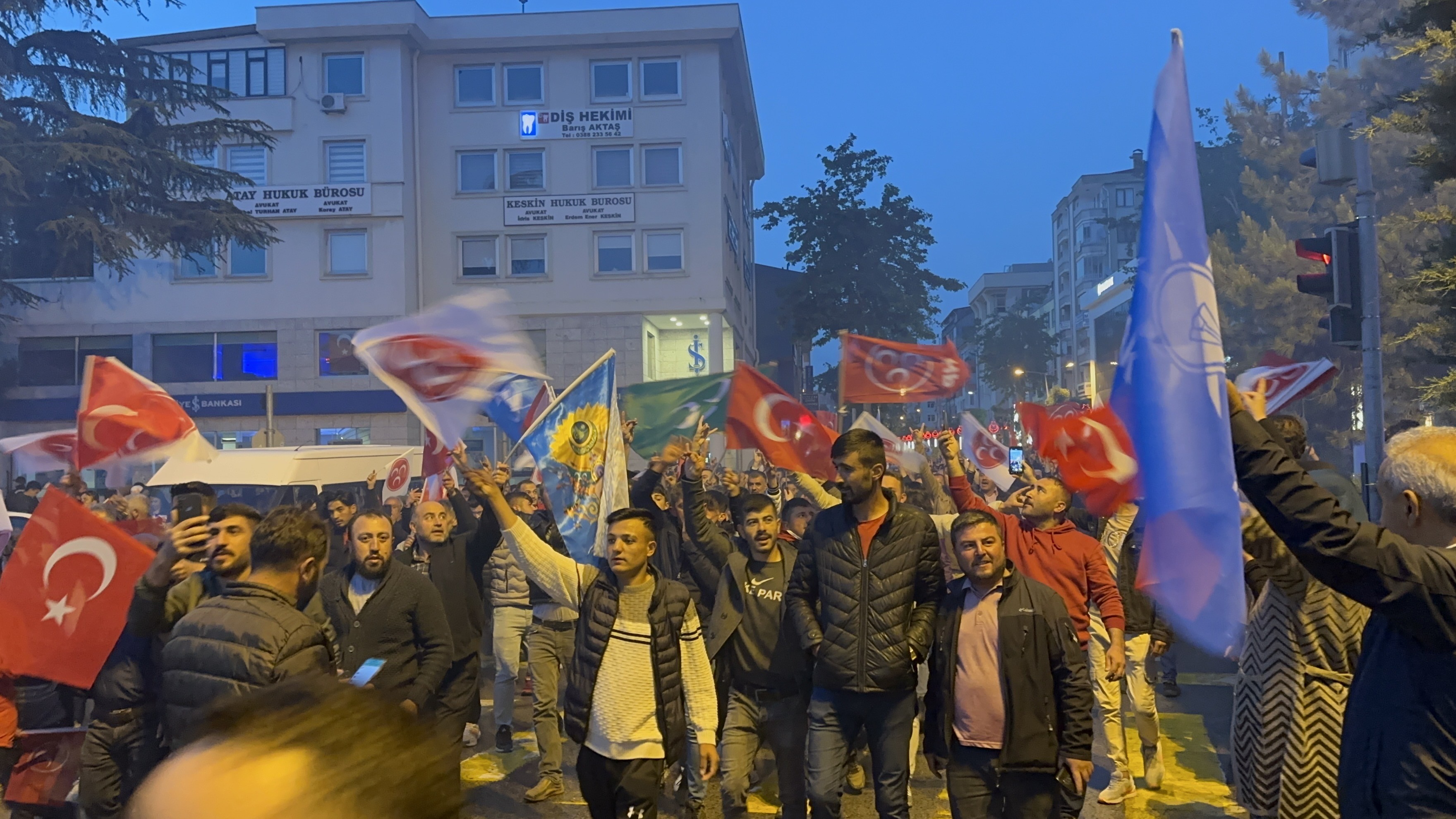 Cumhurbaşkanı Erdoğan'ın seçim zaferi tüm yurtta coşkuyla kutlanıyor