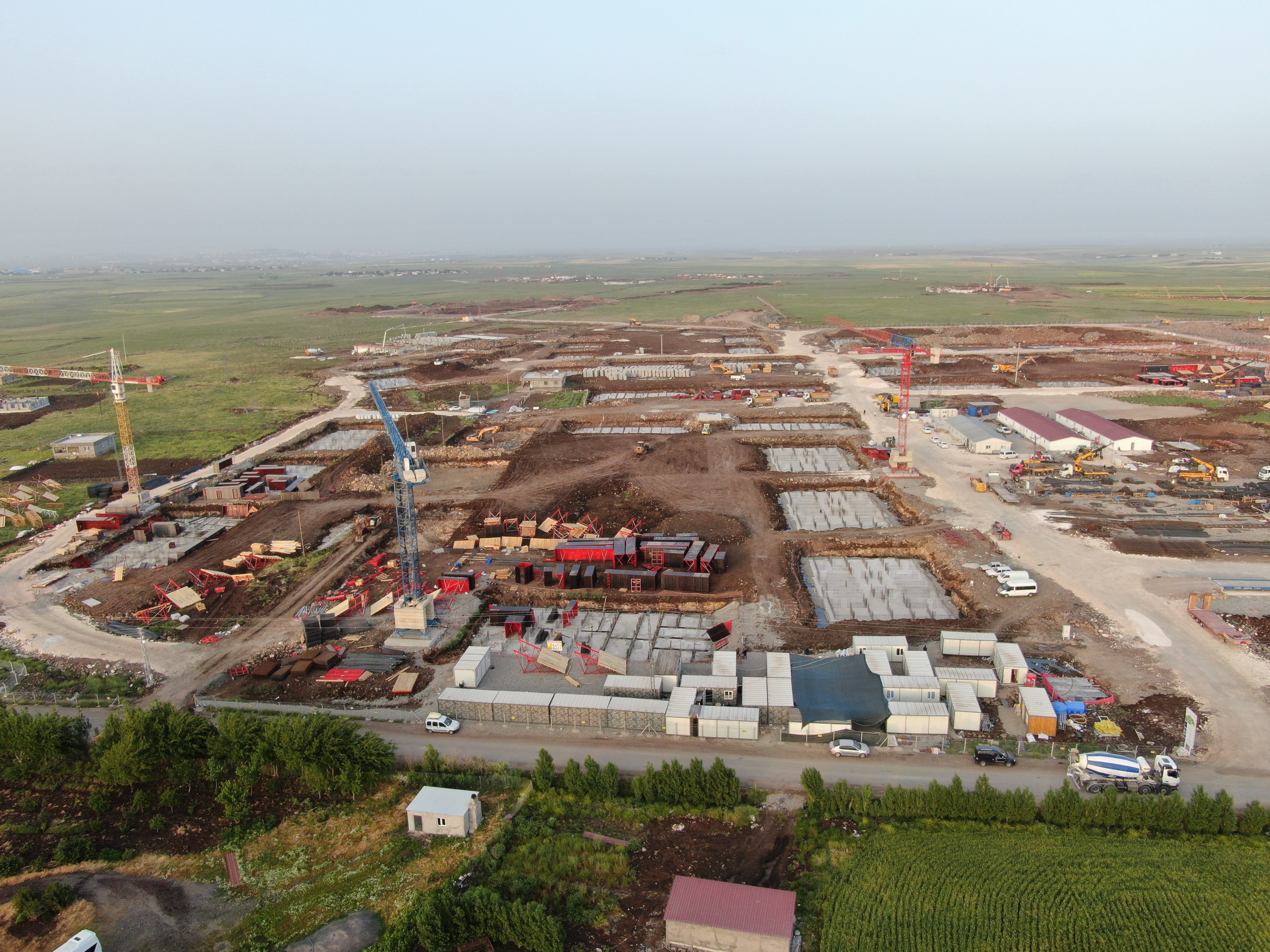 Diyarbakır’da TOKİ konutlarında hummalı çalışma gece gündüz devam ediyor