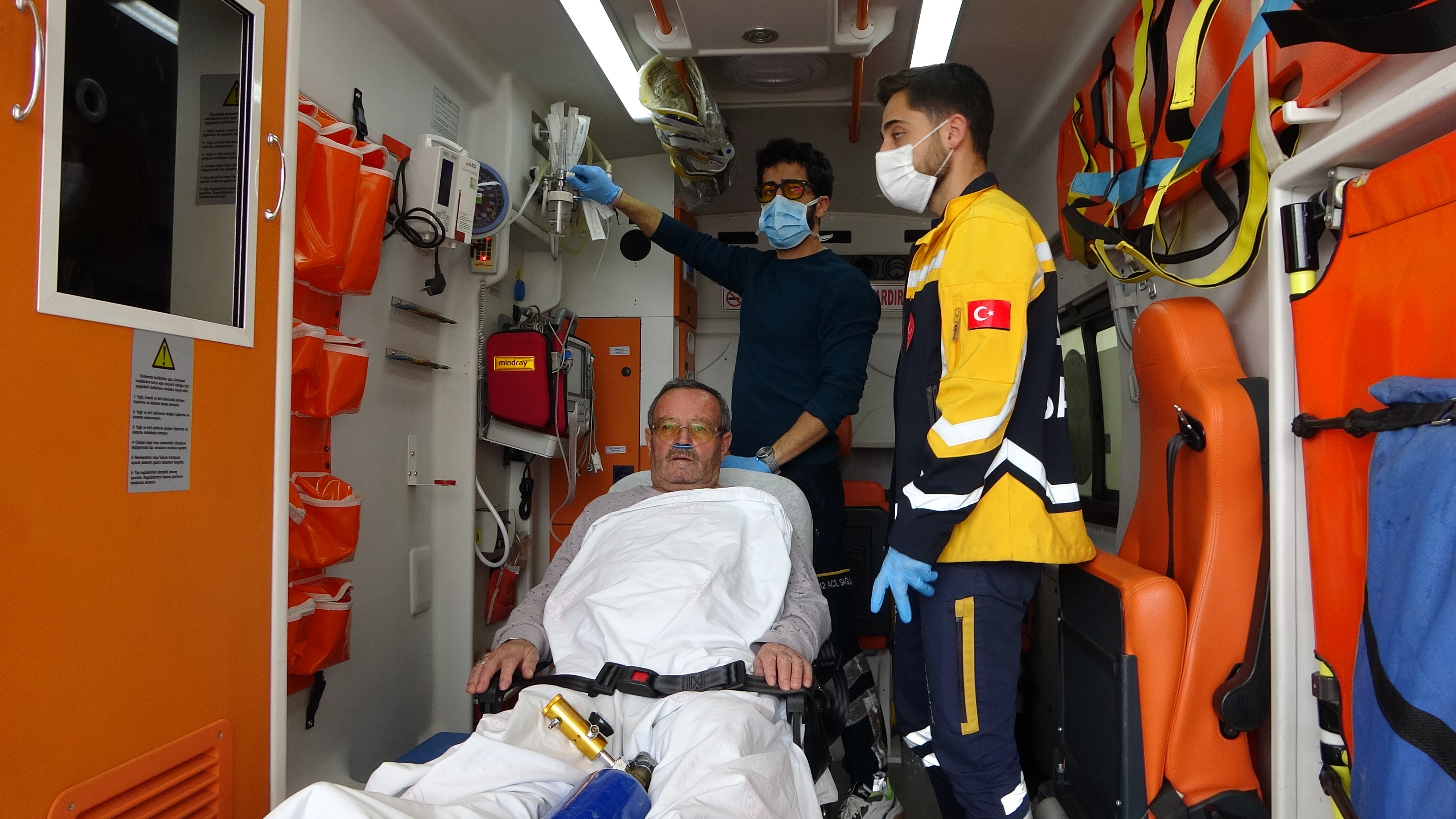 Oy kullanmaya sedyeyle gitti