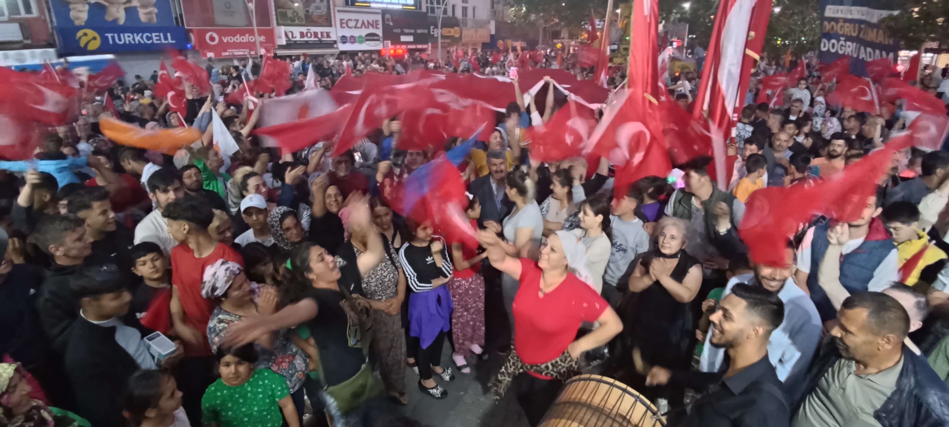 Cumhurbaşkanı Erdoğan'ın seçim zaferi tüm yurtta coşkuyla kutlanıyor