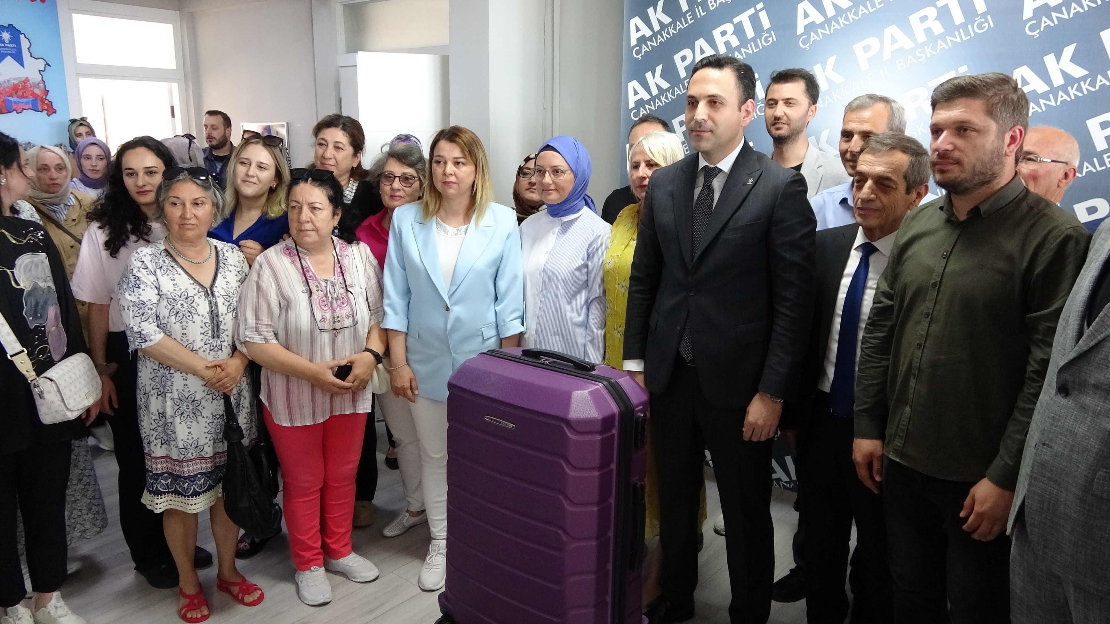 AK Parti Çanakkale İl Başkanı Makas'tan, CHP'li Başkan Gökhan'a 'mor' bavullu gönderme