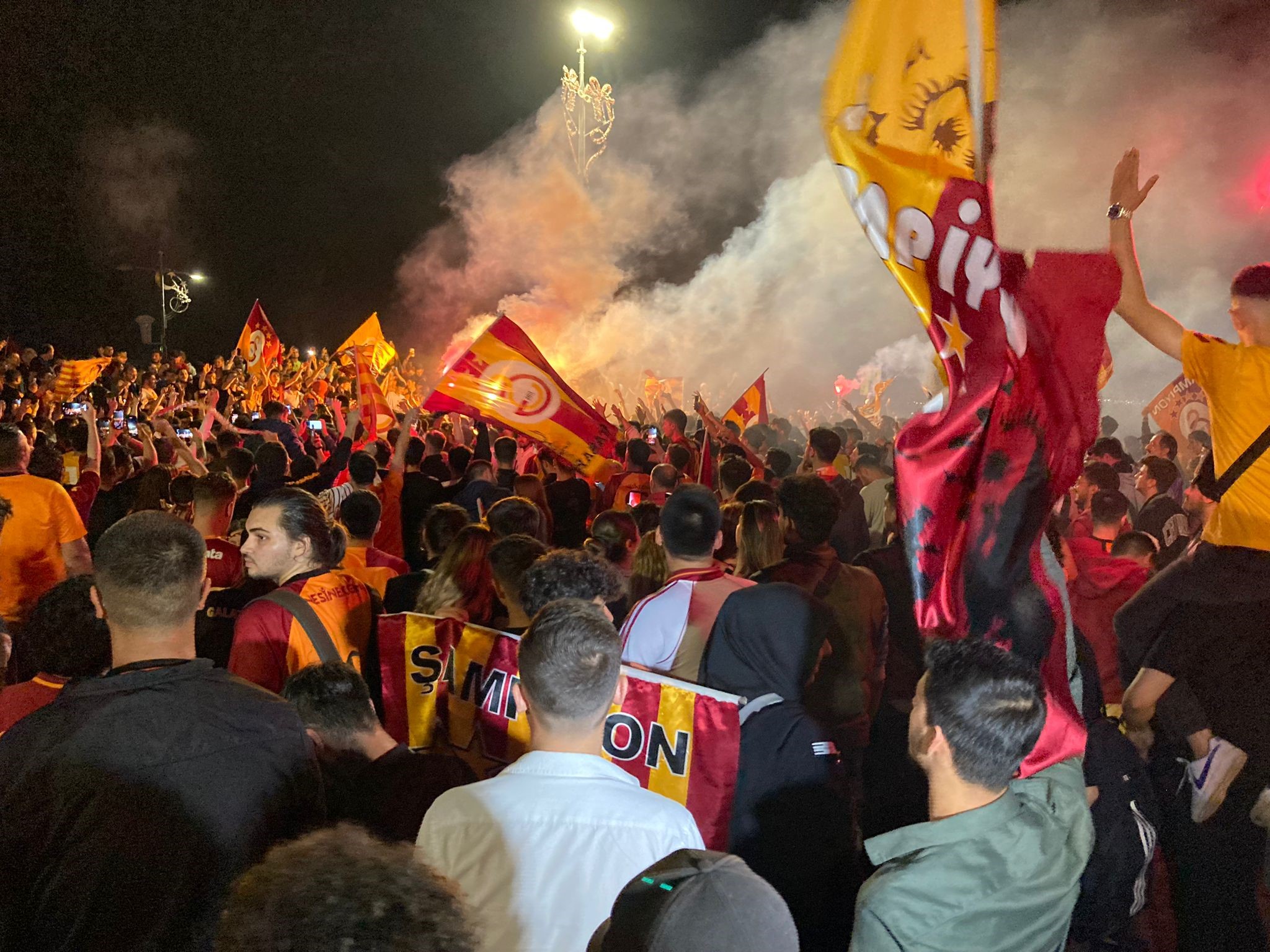 Türkiye'de Galatasaray'ın 23. şampiyonluğu kutlanıyor!