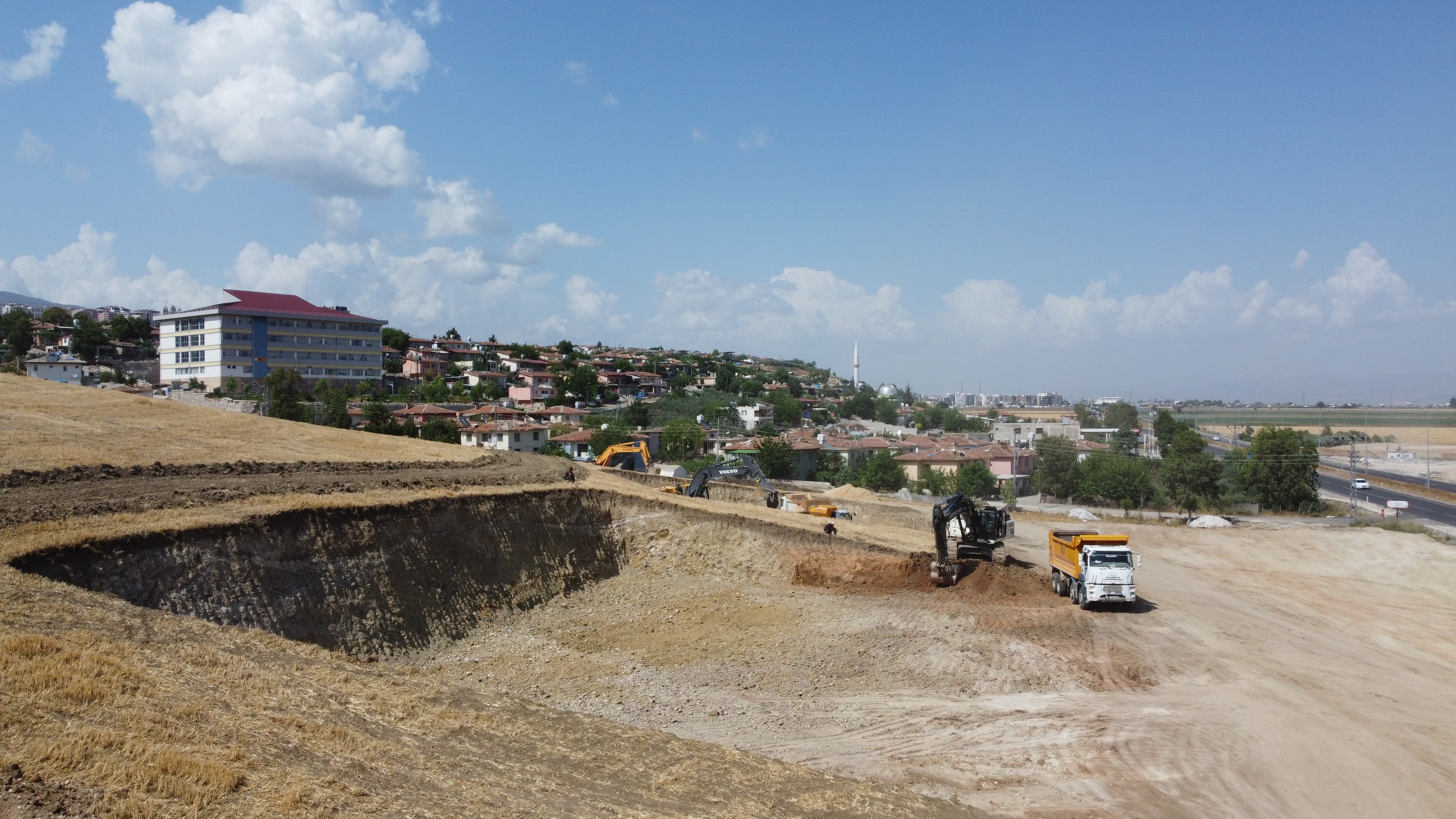 Hatay Kırıkhan'a kalıcı konutlar için ilk kazma vuruldu