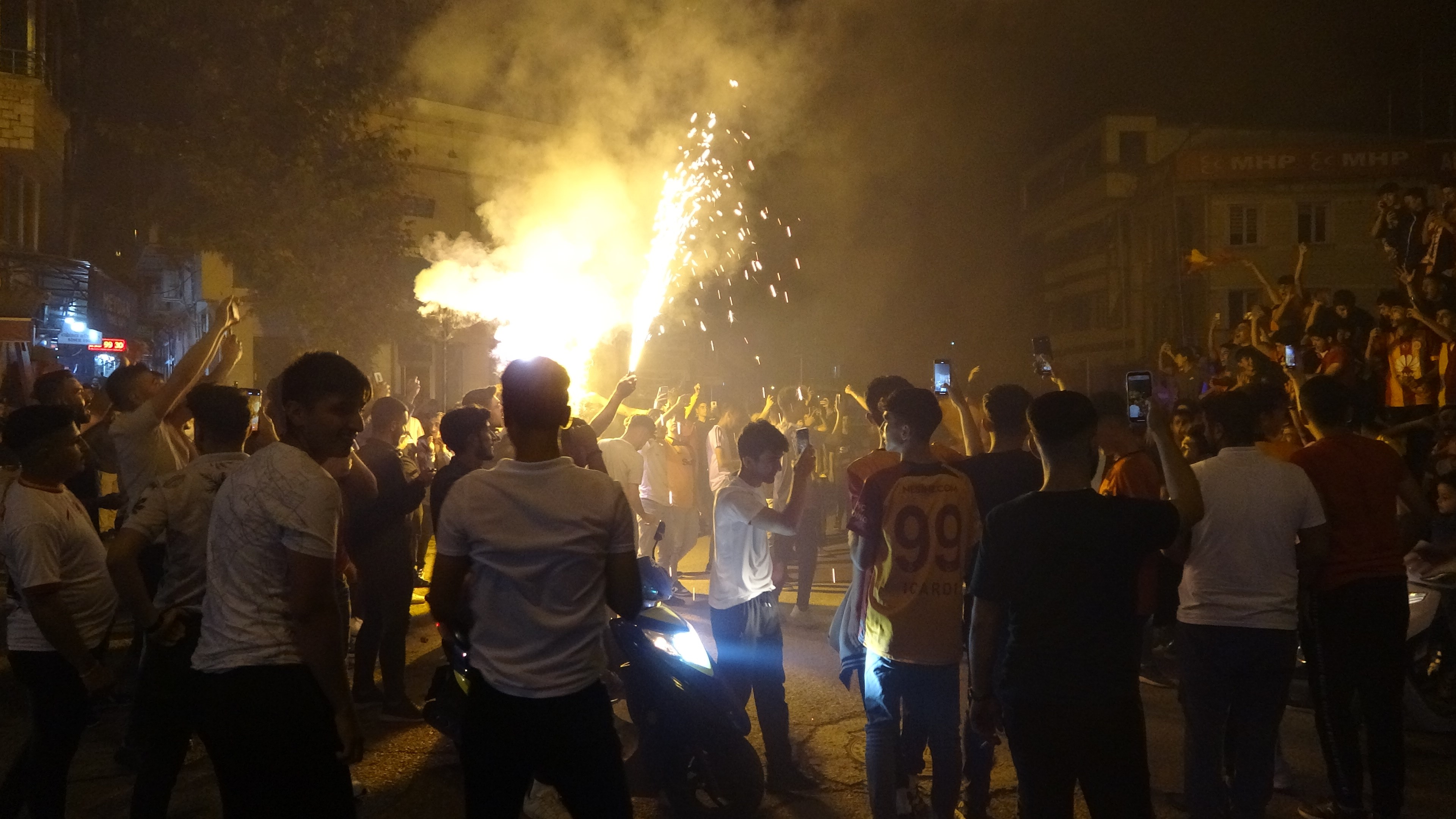 Türkiye'de Galatasaray'ın 23. şampiyonluğu kutlanıyor!