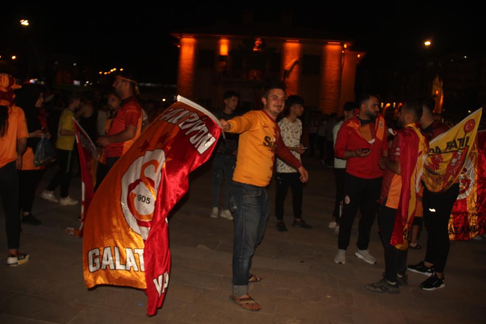 Türkiye'de Galatasaray'ın 23. şampiyonluğu kutlanıyor!