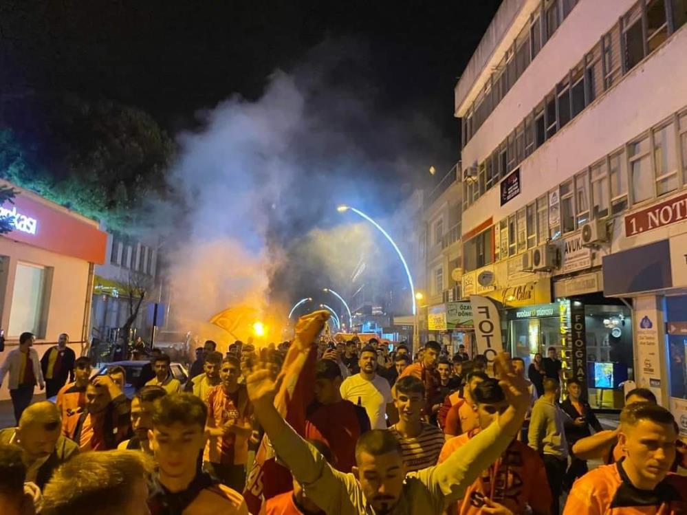 Türkiye'de Galatasaray'ın 23. şampiyonluğu kutlanıyor!