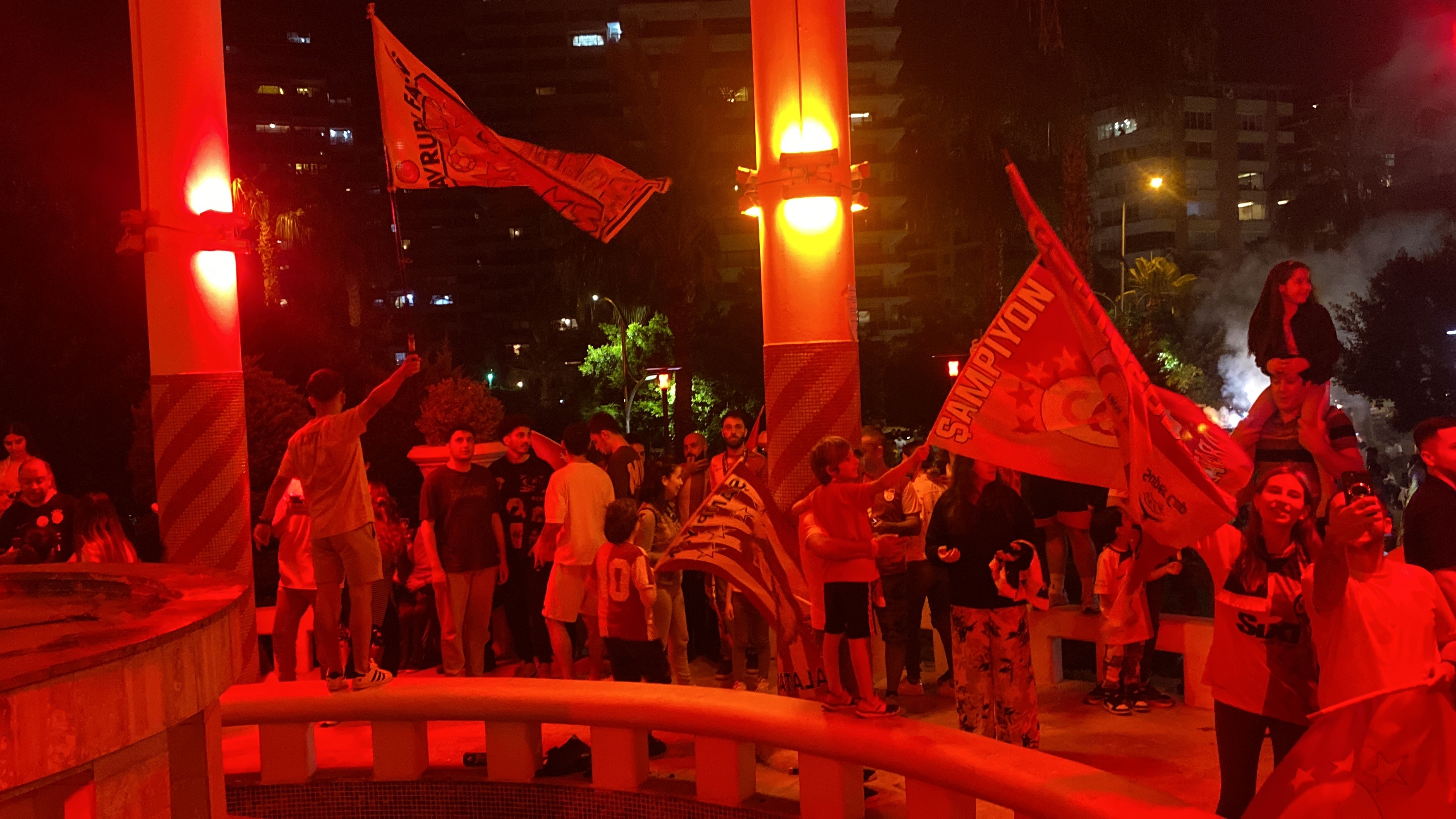 Türkiye'de Galatasaray'ın 23. şampiyonluğu kutlanıyor!