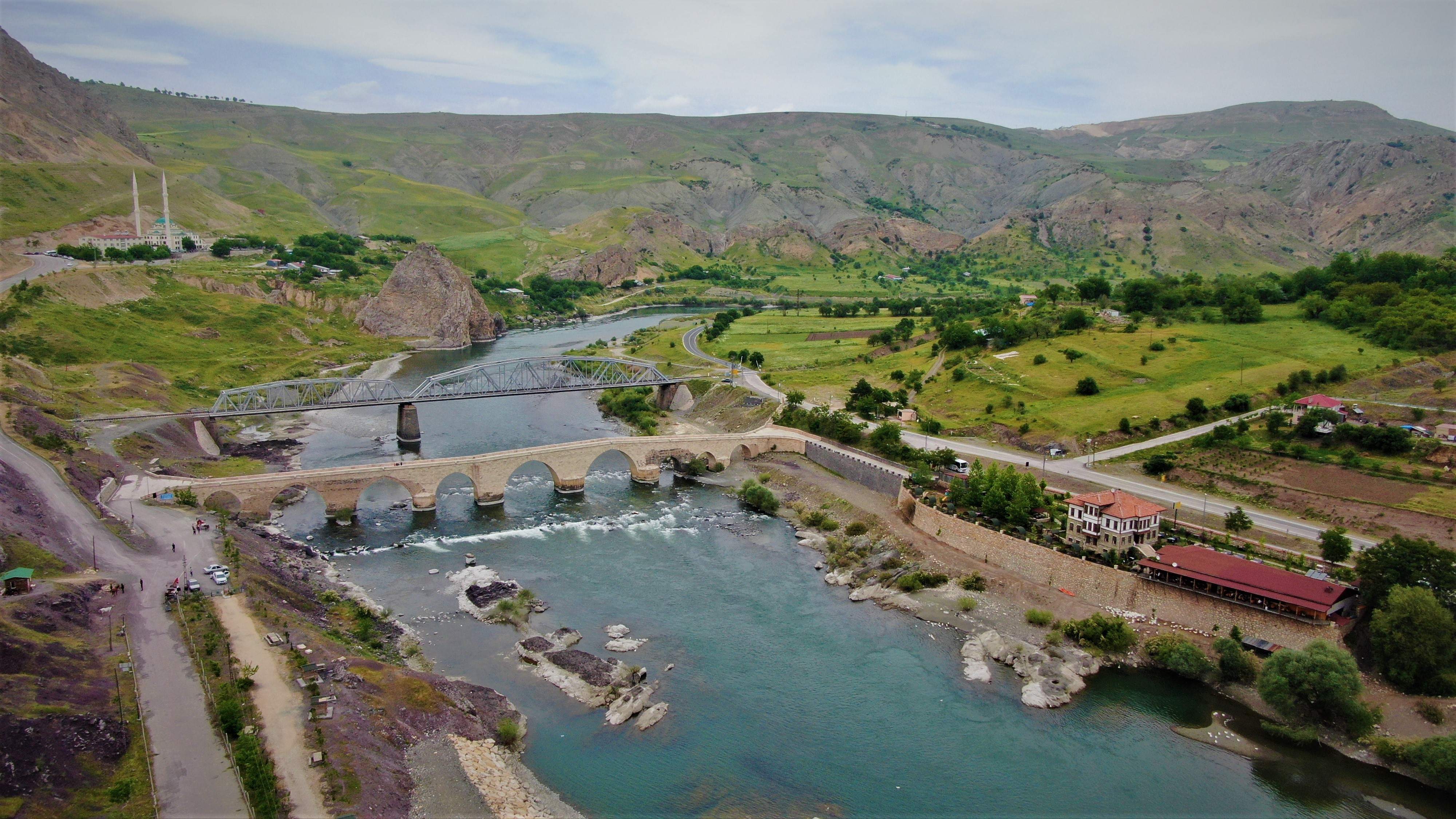 Depremlere meydan okuyan tarihi Palu Köprüsü ilk günkü ihtişamını koruyor