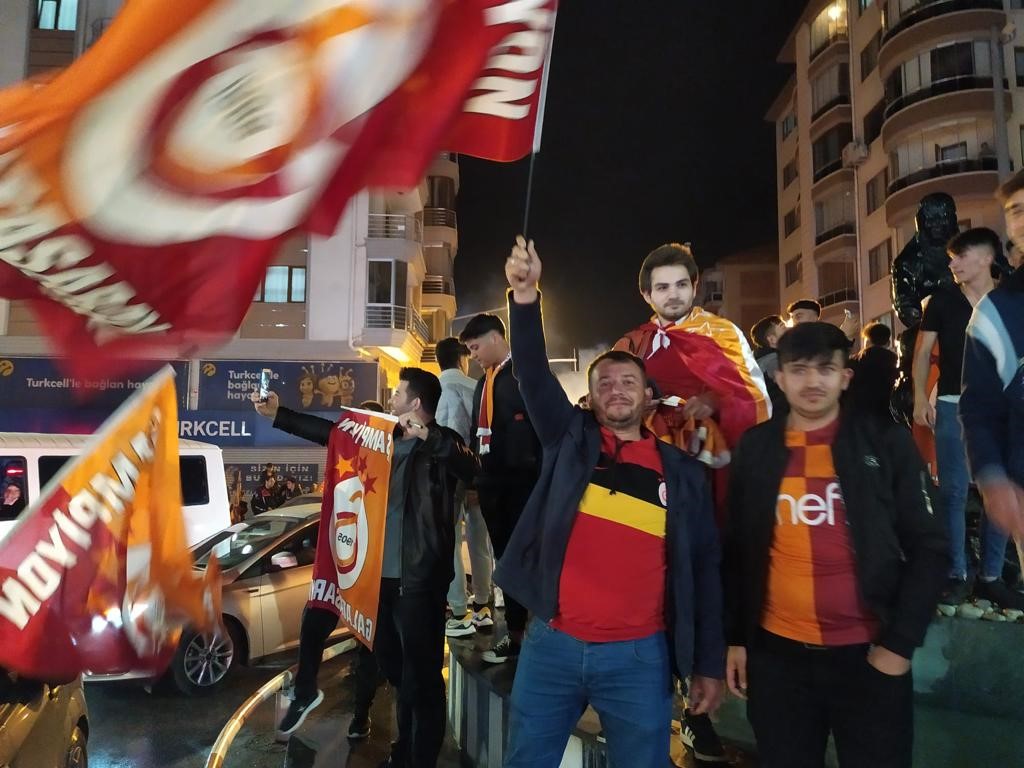 Türkiye'de Galatasaray'ın 23. şampiyonluğu kutlanıyor!