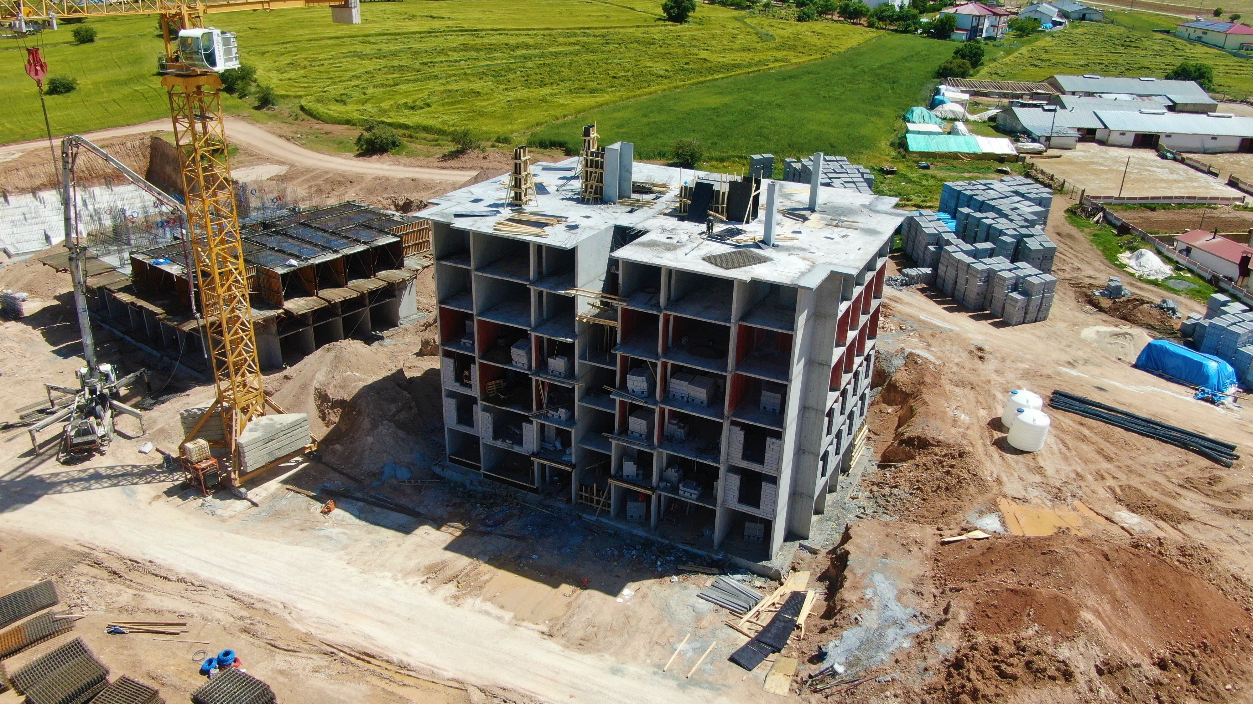 Elazığ'da depremzedeler için yapılan TOKİ konutunun ilk bloğu tamamlandı