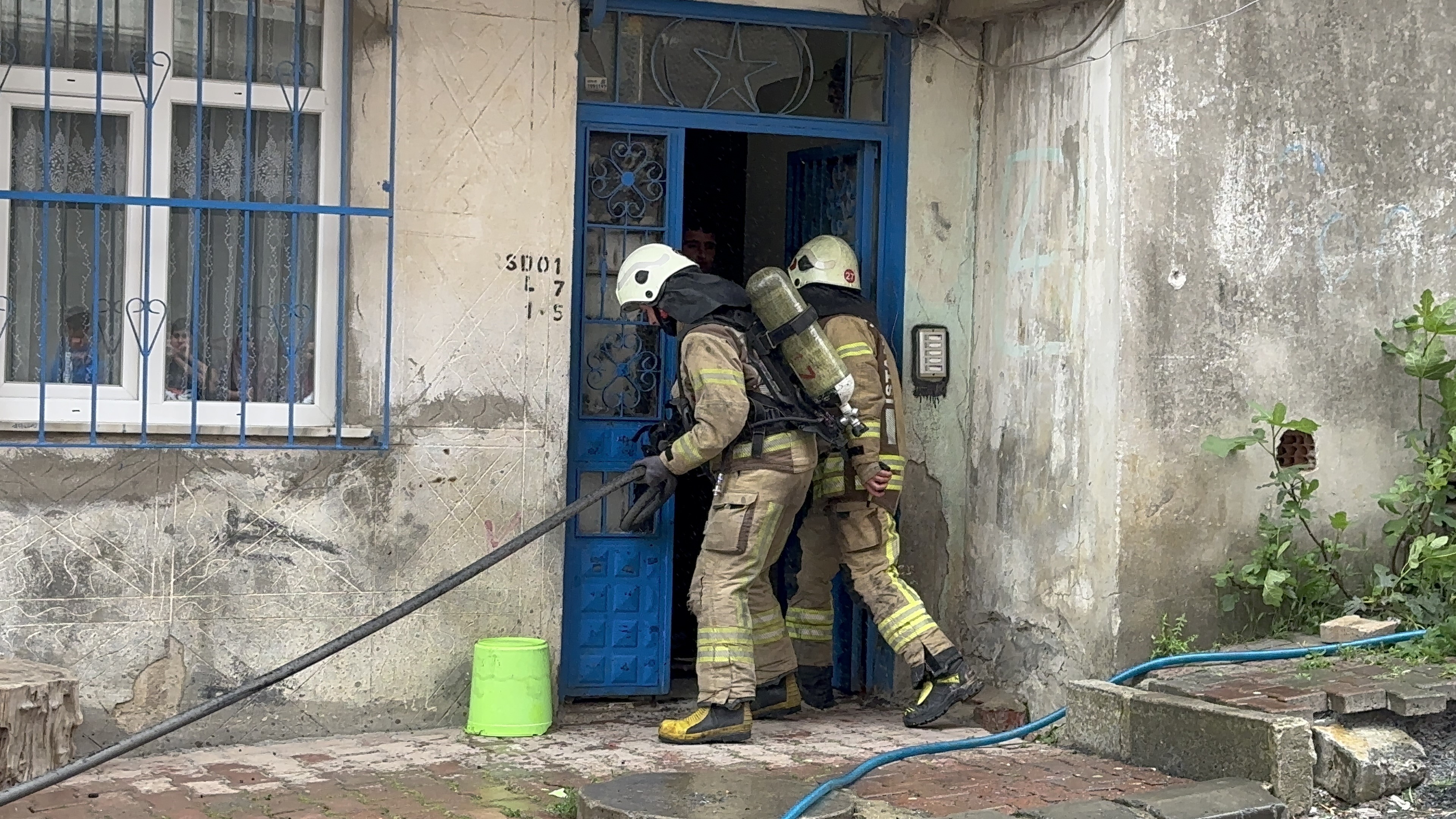 Arnavutköy’de korkutan yangın: Vatandaşlar hortum ve kovayla yangını söndürmeye çalıştı