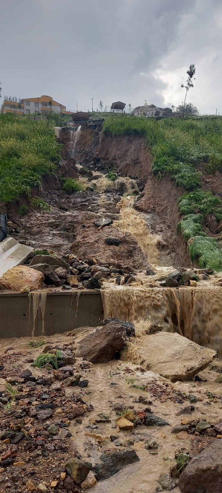 Ankara’da sel hayatı durma noktasına getirdi