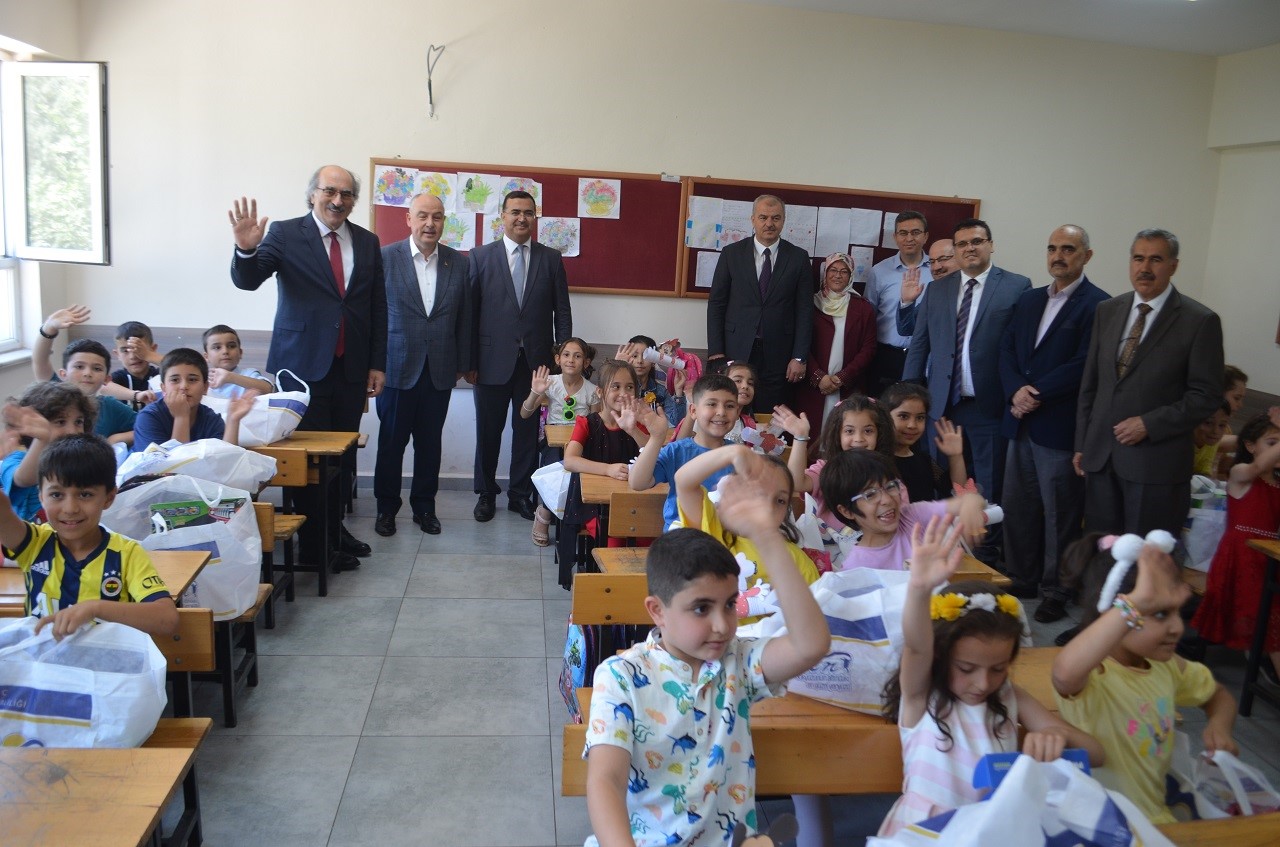 Depremde bin 962 öğrencisini kaybeden Kahramanmaraş’ta buruk karne heyecanı