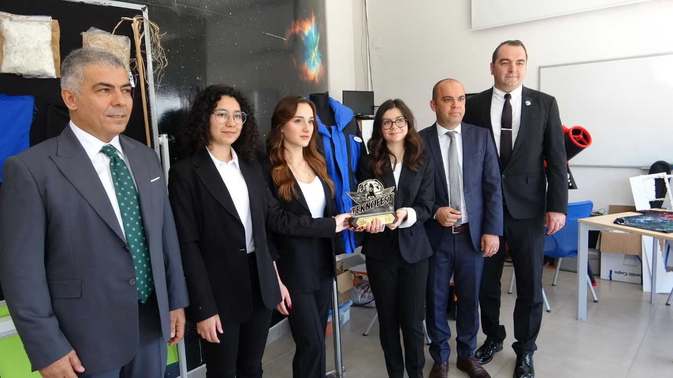 Antarktika'da bilim insanların giyebileceği teknolojik mont tasarladılar, ödülleri kaptılar