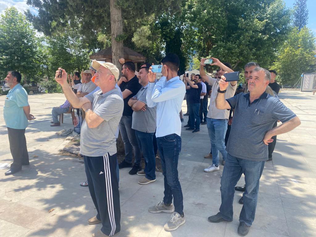 Kontrollü yıkımı gören vatandaşlar tehlikeye aldırmadı, telefonları ile görüntü çekti