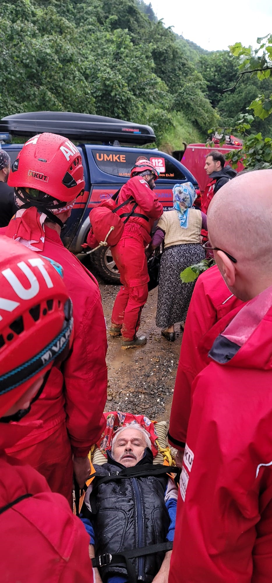Giresun'un Duroğlu Beldesi'nde evlerin mahsur kalan vatandaşlar tek tek kurtarılıyor