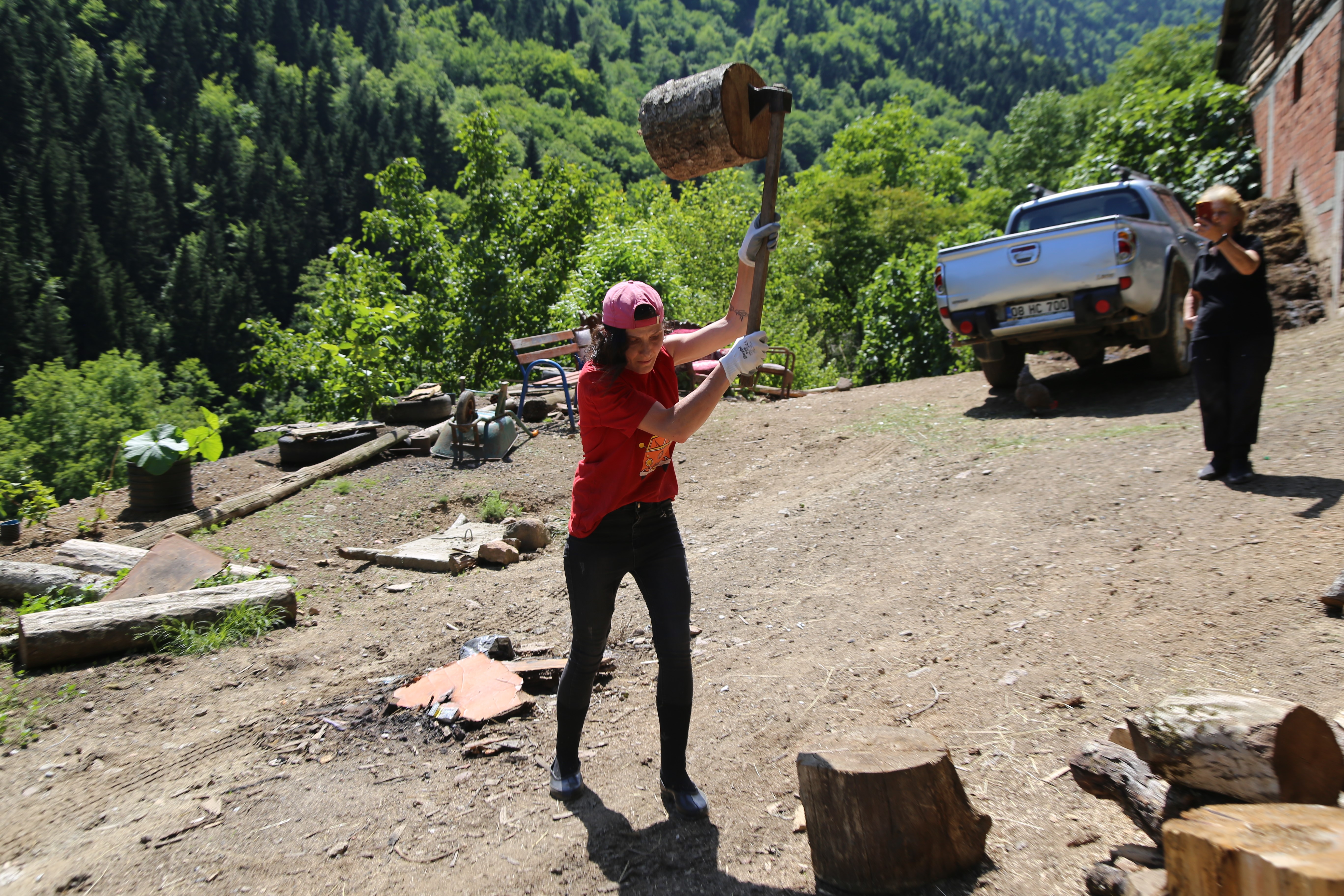 Köy yaşamıyla ilgili çektiği videolar kendisine gelir kapısı oldu