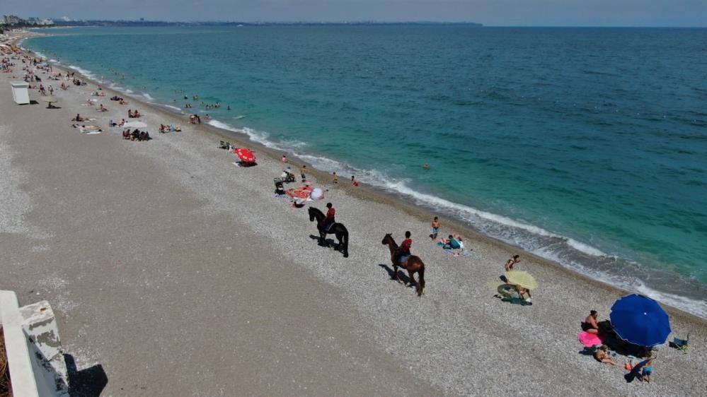 Konyaaltı sahilinin güvenliği Börü ve Winner'e emanet