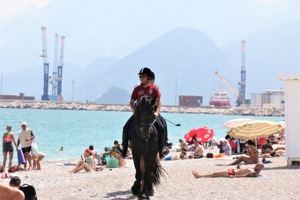 Konyaaltı sahilinin güvenliği Börü ve Winner'e emanet