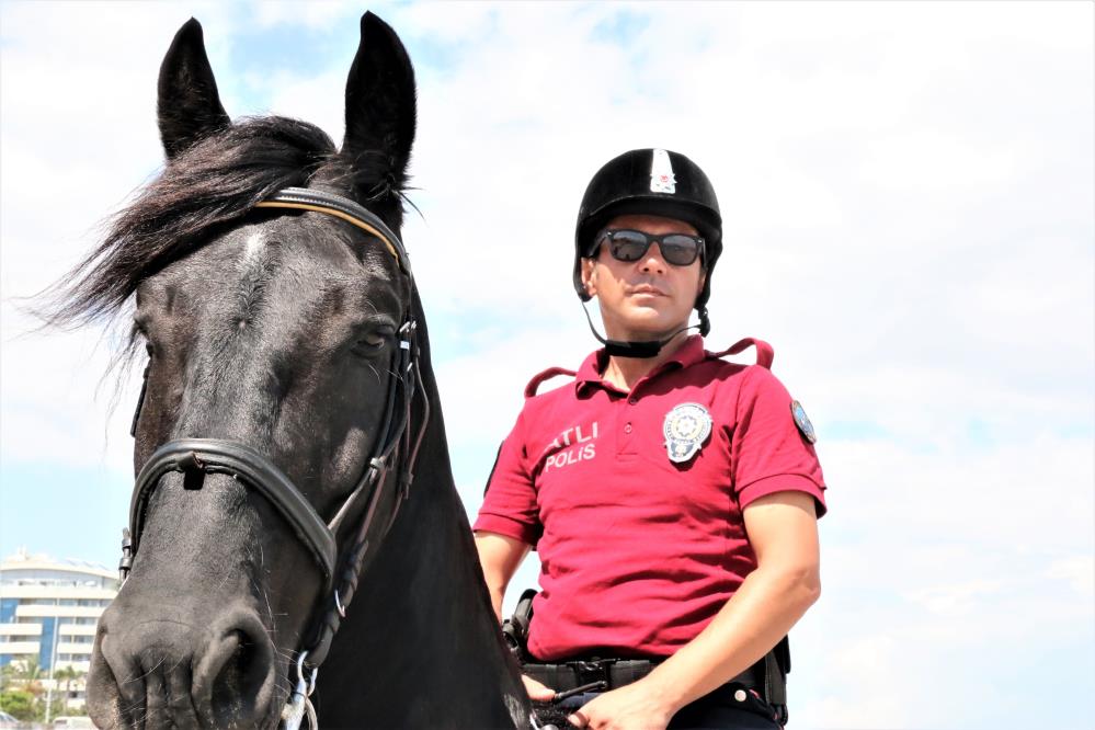 Konyaaltı sahilinin güvenliği Börü ve Winner'e emanet