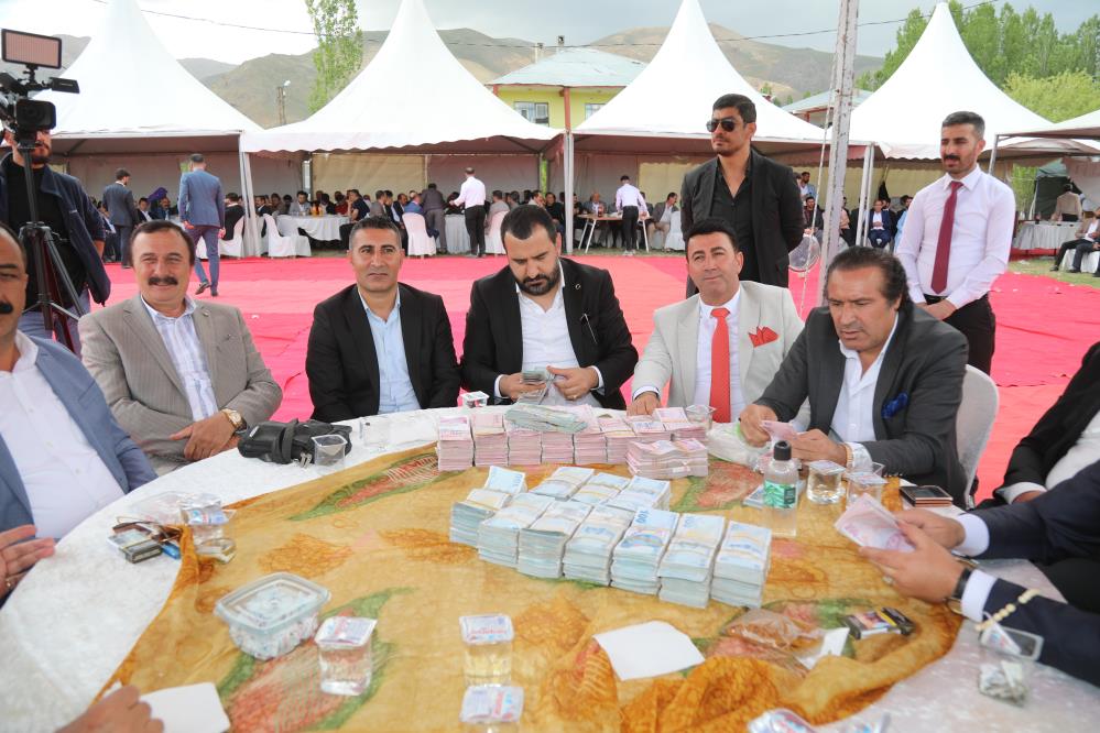 Aşiret düğününde geline 4 kilo altın, damada 6 milyon TL takıldı