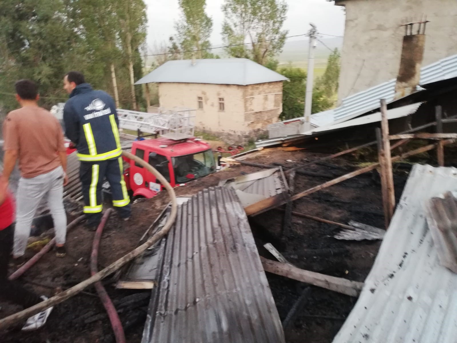 Özalp'ta ev ve ahır yangını