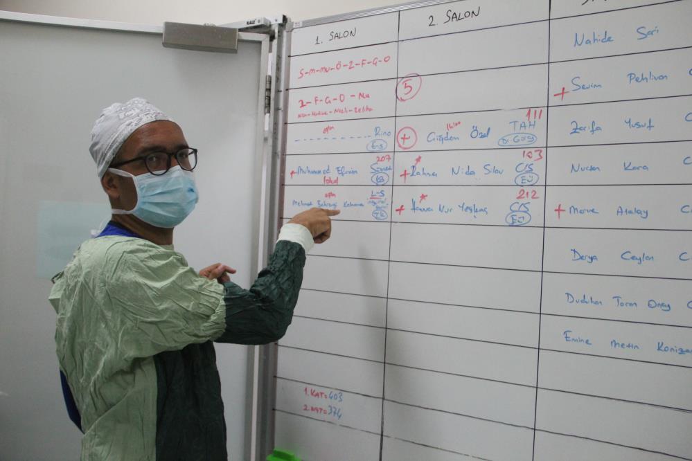 1 saat içinde 2 hastasına sezaryen doğum yaptırdı, ardından kendisi aynı hastanede 2,5 saat süren ameliyata girdi