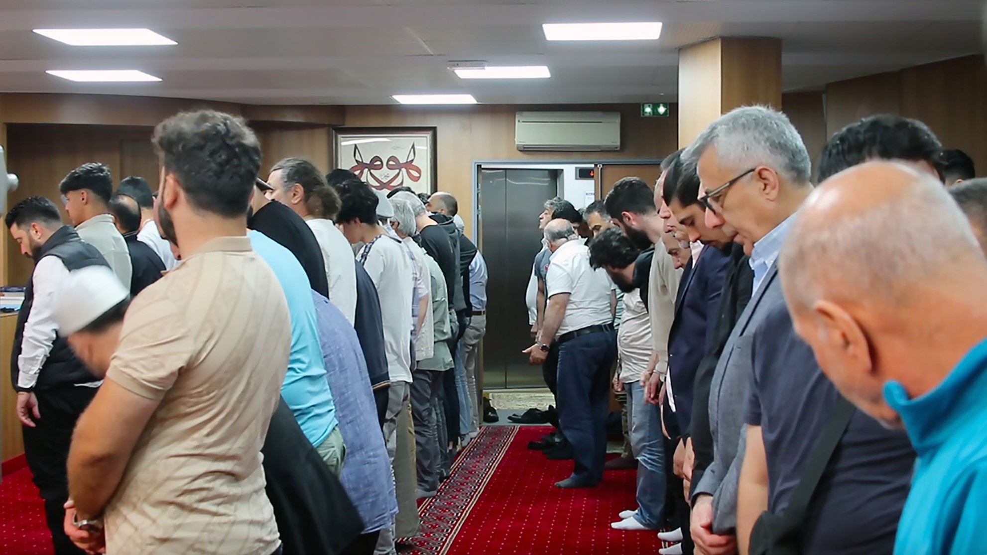 Paris'te Kurban Bayramı namazında camiler doldu taştı