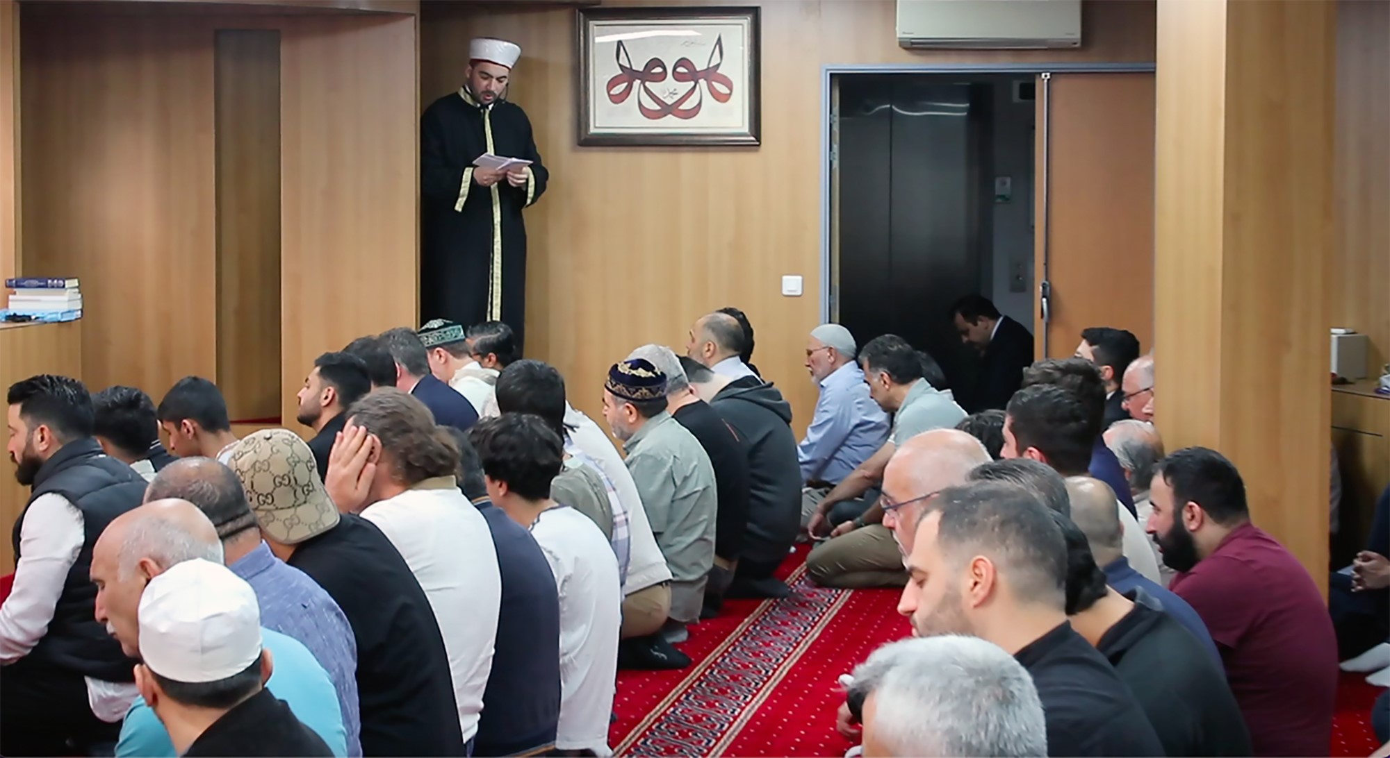 Paris'te Kurban Bayramı namazında camiler doldu taştı