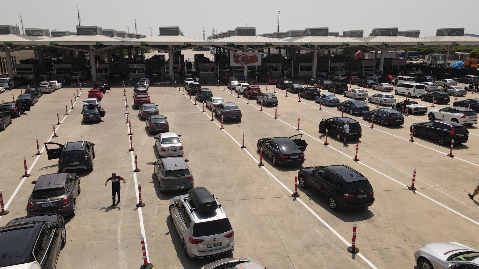 Kapıkule'de gurbetçi yoğunluğu: Tatillerini Türkiye'de geçirmek için sınır kapılarına akın ediyorlar