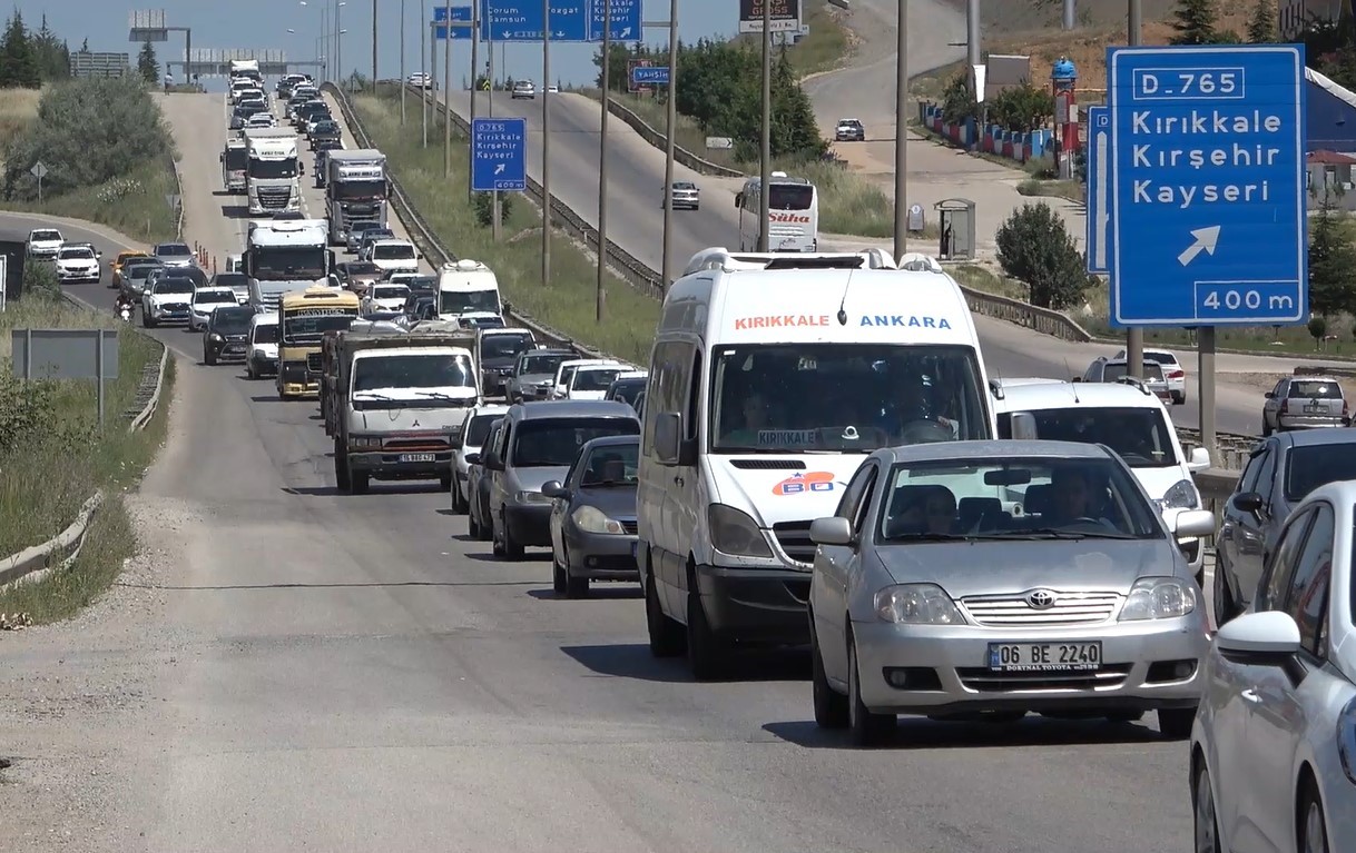 Tatilcilerin dönüş yolculuğu sürüyor: 43 ilin geçiş güzergahında trafik yoğunluğu