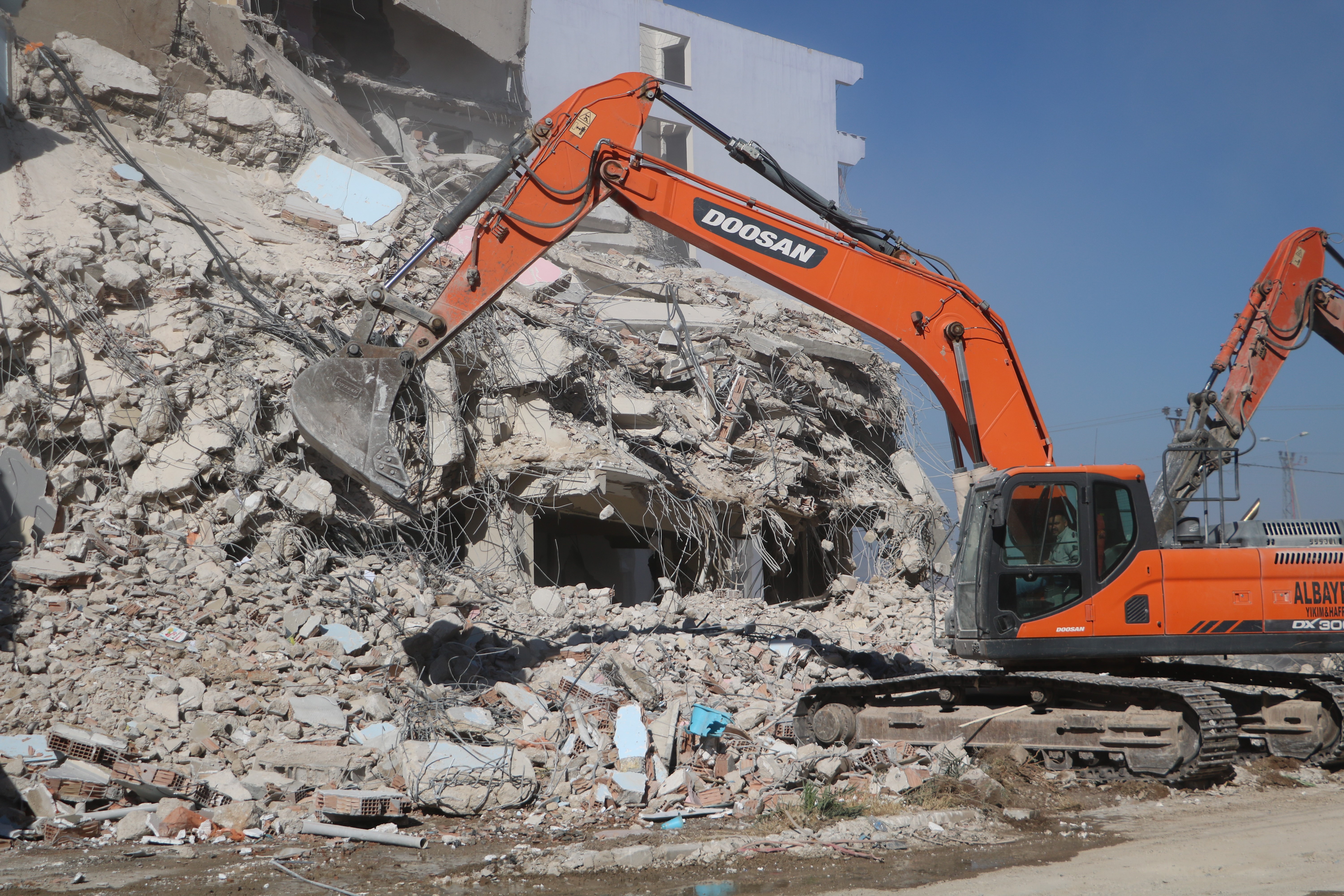 Enkaz kentte bayram tatilinin ardından iş makinası sesleri yankılanmaya başladı