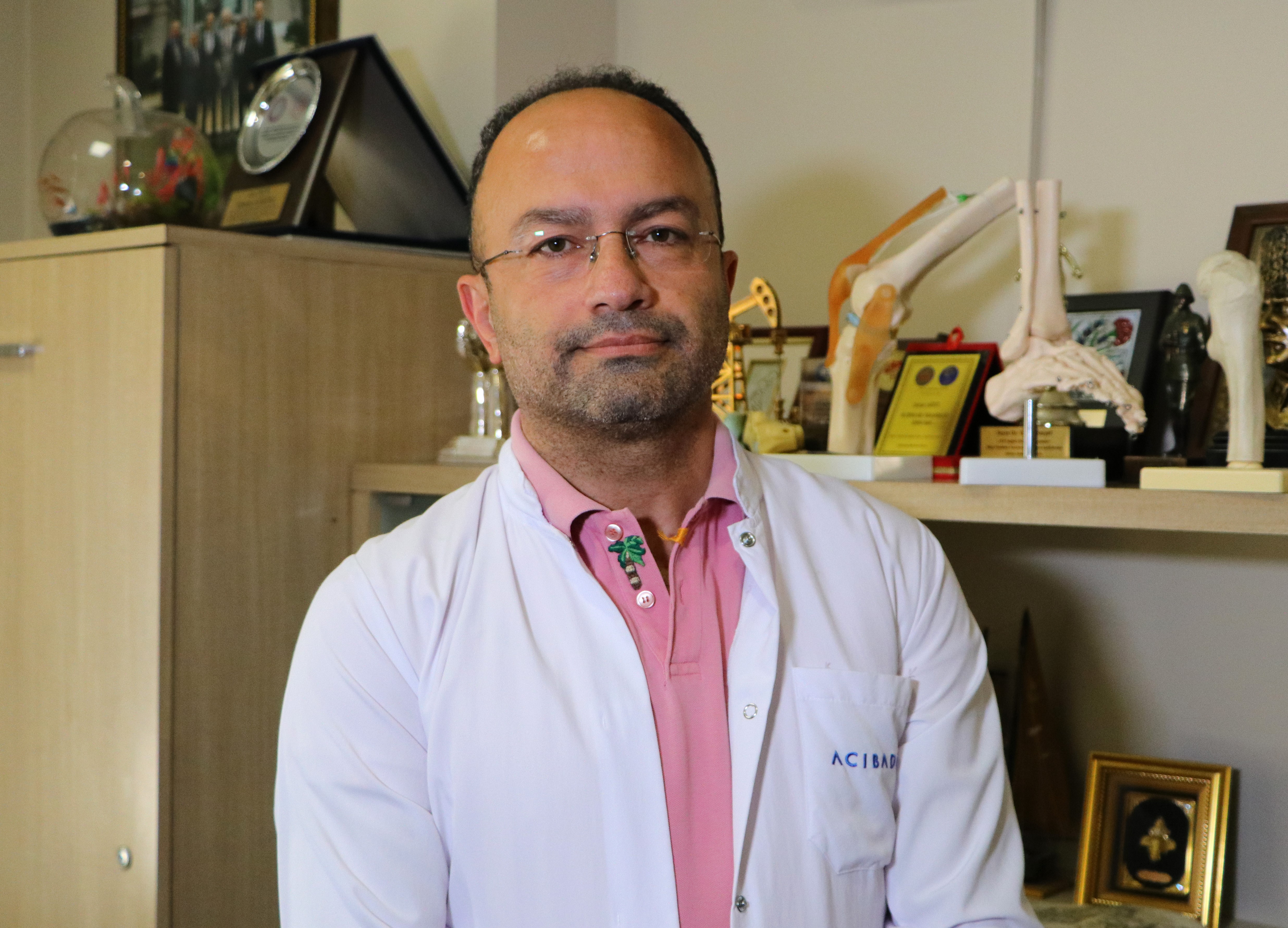 Depremi yansıtan moloz parçalı heykel, doktora ödül kazandırdı