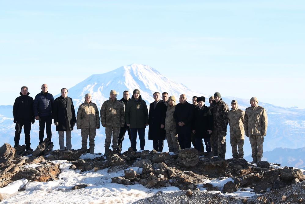 Bakan Soylu yeni yıla teröristlerden temizlenen Tendürek Dağı’nda girdi