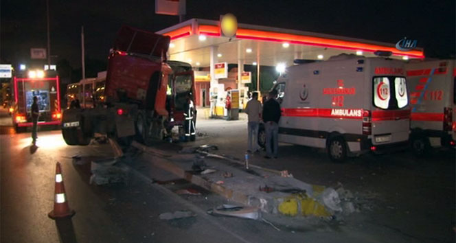 Bariyerlere çarpan TIR benzin istasyonuna 3 metre kala durabildi&nbsp;İstanbul,küçükçekmece,TIR kazası,trafik kazası
