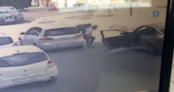 Paralarını çalmak istediği şahsı otomobilin peşinde sürükledi&nbsp;gasp