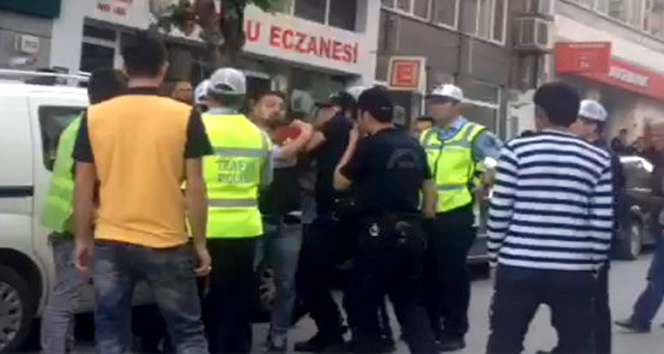 Alkollü sürücü yanındaki bayanla ortalığı birbirine kattı alkollü sürücü