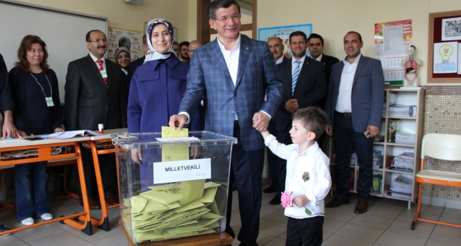Başbakan Ahmet Davutoğlu, memleketi Konya'da oy kullandı&nbsp;ahmet davutoğlu