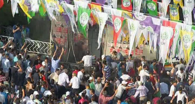 HDP Diyarbakır mitinginde patlama&nbsp;Hdp,miting,patlama,trafo