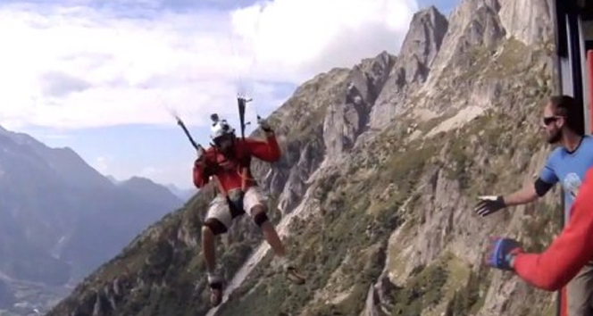 Paraşütüyle teleferiğe böyle atladı! 