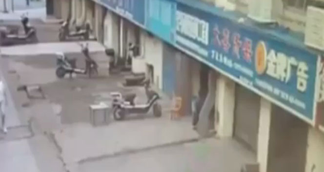 İş yerinden dışarı böyle uçtu 