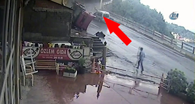 TIR duvara böyle tosladı! TIR,Yasin Yayla,Zonguldak