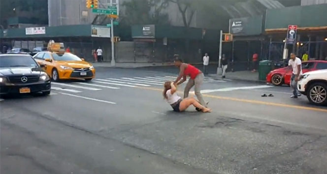 Kadınlar trafiğe aldırmadan kıyasıya kavga etti kadın kavgası