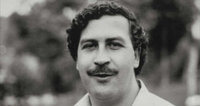 ... kaçakçısı Pablo Escobar&#39;ın baş muhasebecisi ve kardeşi <b>Roberto Escobar</b>, ... - 1221139