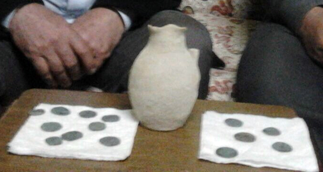 Çocuk evin bahçesinde sikke dolu testi buldu&nbsp;çocuk,evin bahçesinde testi,sikke