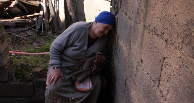 İnsanlığın yandığı an!&nbsp;itfaiye ekibi,yaşlı çift